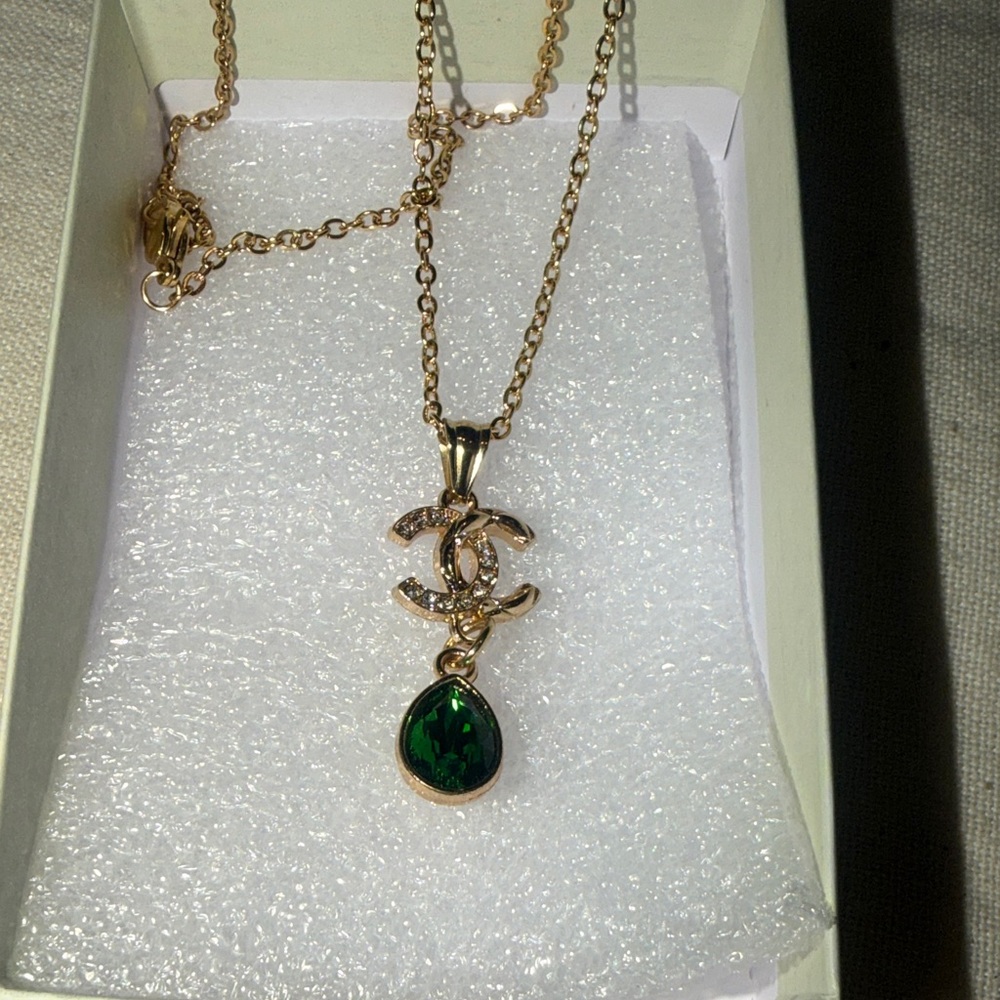 Chic Gold Necklace with Emerald Green Pendant